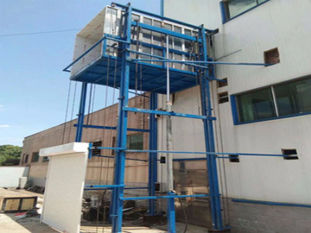 導(dao)軌式升(sheng)降貨梯(ti)應用範(fàn)圍及工(gōng)作原理(li)